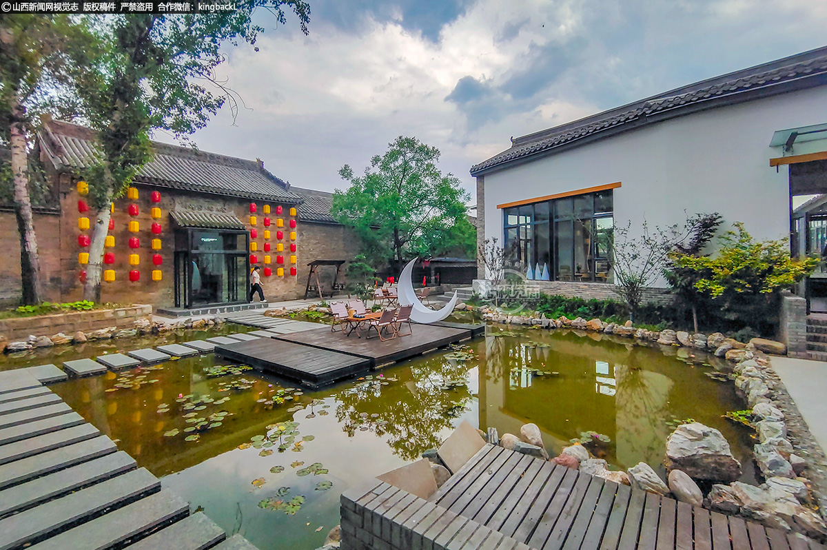 在这里,历史的古朴风韵扑面,天然的清新美景醉人。大阳古镇年平均气温为7-12℃,“清凉”是它的自然优势,旅游舒适期长达7个月,可谓“春有花,夏有荫,秋有果,冬有景”,四季都可赏可玩。