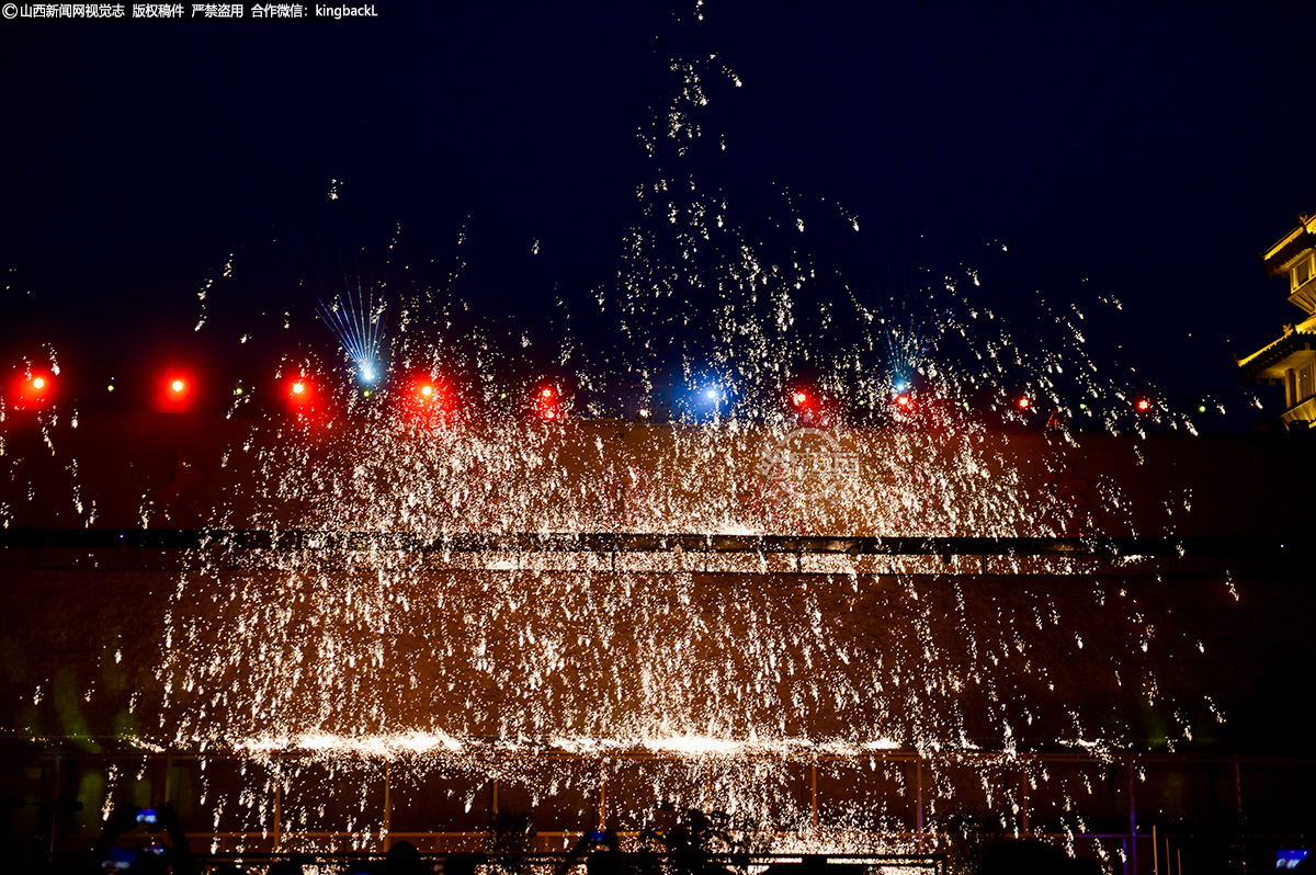 当晚,采访团一行与当地游客、居民齐聚广场前,共同欣赏城墙之上的炎炎铁水挥洒,看绚烂铁花在夜中绽放。