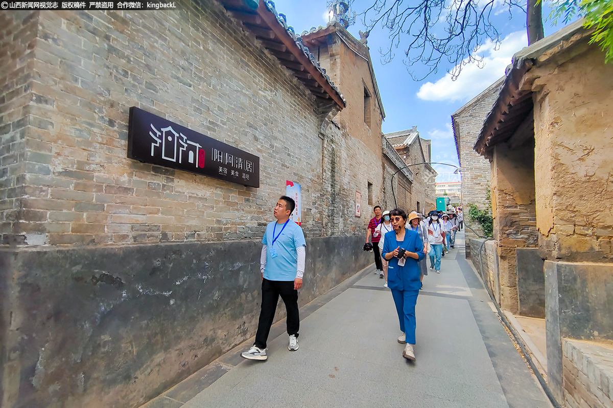 穿巷而过,“阳阿清居”与状元福第两座民宿映入眼帘。在这里,民宿大多是在原有的古建筑基础上进行修缮改造,保留历史印迹的同时,将古镇生活现代化、舒适化。