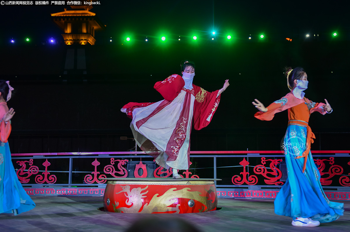 星空为幕,铁花为景。入夏以来,《阳阿之夜》大型演出也进入旺季,不仅带动了景区及当地居民的消费活力,更作为一张文化旅游名片广受瞩目。