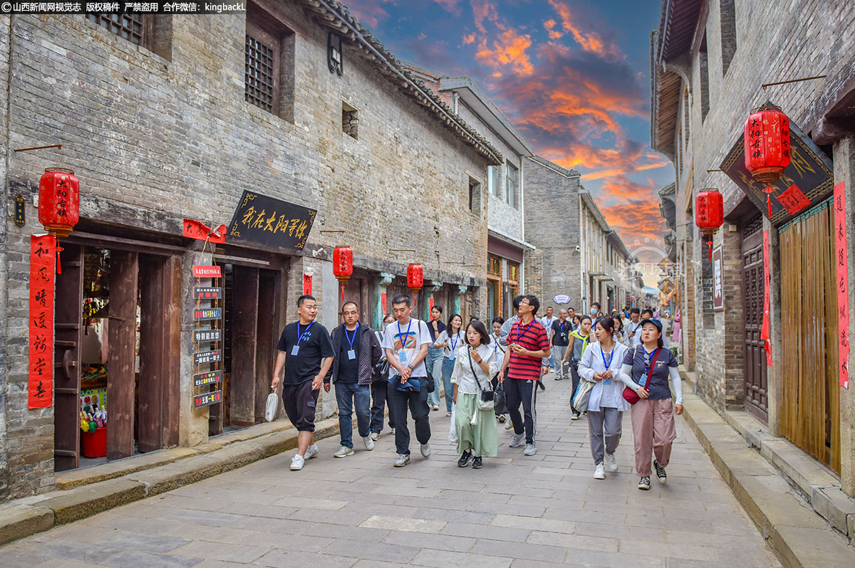 这里有着2600多年绵延不断的历史,被誉为“九州针都”“三晋一镇”;这里是集感受千年文化,体验非遗民俗、崇尚休闲养生于一体的“活着的古镇”……6月16日,“华夏古文明 山西好风光”第三届全国主流媒体山西行大型采风活动采访团一行,走进晋城市泽州县大阳古镇,在长街古巷、人声鼎沸里找寻一座繁华古城的前世今生。(■山西新闻网记者:苏航)