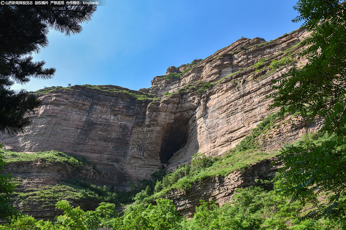      黄崖洞文化旅游区位于中太行山腹地，抗日战争时期，这里曾是华北敌后最大的兵工基地，八路军创建最早、规模最大的兵工厂诞生于此，被誉为“人民军工摇篮”。