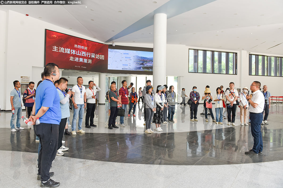      经典传奇的红色历史，雄奇峻美的峡谷风光，独特绮丽的地貌奇观……6月17日，“华夏古文明 山西好风光”第三届全国主流媒体山西行大型采风活动采访团一行，走进长治市黎城县，探访黄崖洞文化旅游区，感受这片古老土地上的传奇色彩。（■山西新闻网记者：苏航）