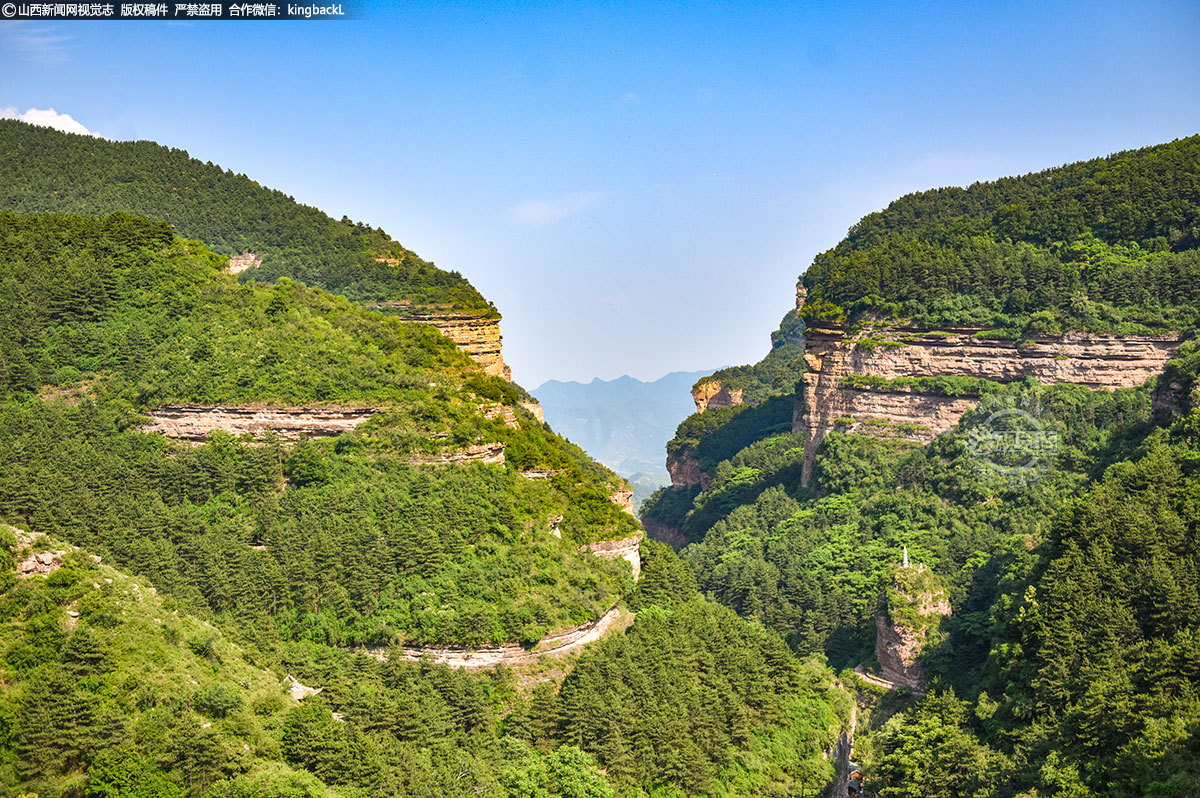      在黄崖洞，红色资源丰富，绿色资源也毫不逊色，这里是国家级森林公园，林荫如盖、叠瀑成群，负氧离子含量极高，是天然氧吧和避暑胜地。