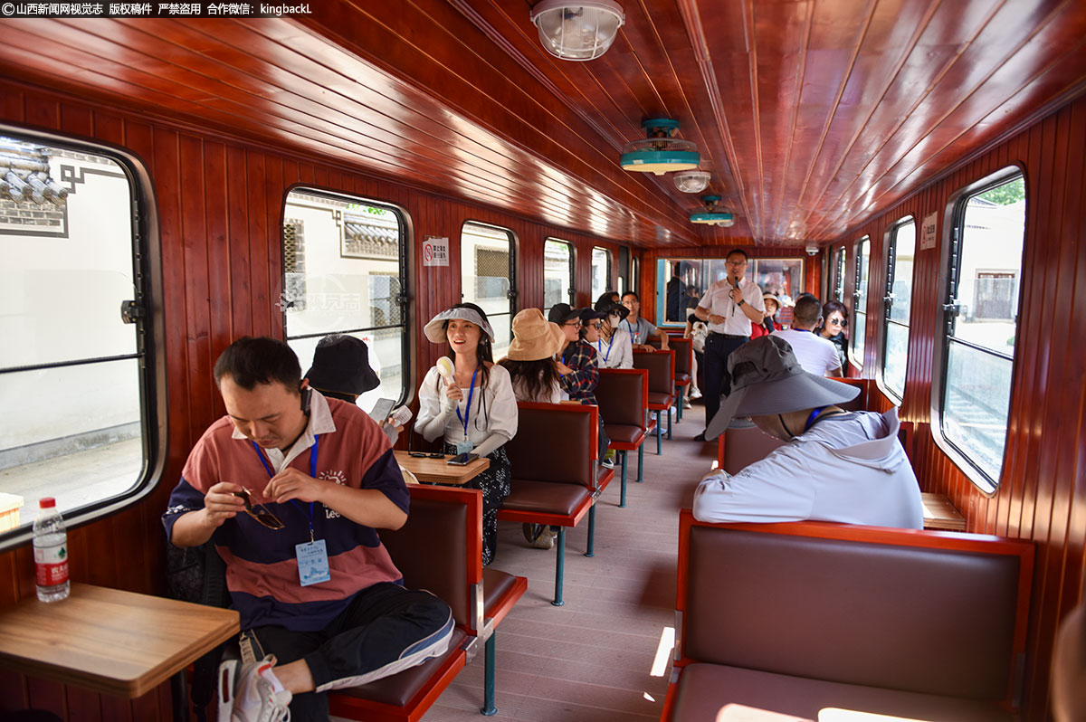      “坐着绿皮火车穿越大山，实在是太独特的体验了！”采访团一行坐在“黄崖洞号”绿皮火车中穿山而过，沿路美景引得大家纷纷感叹。