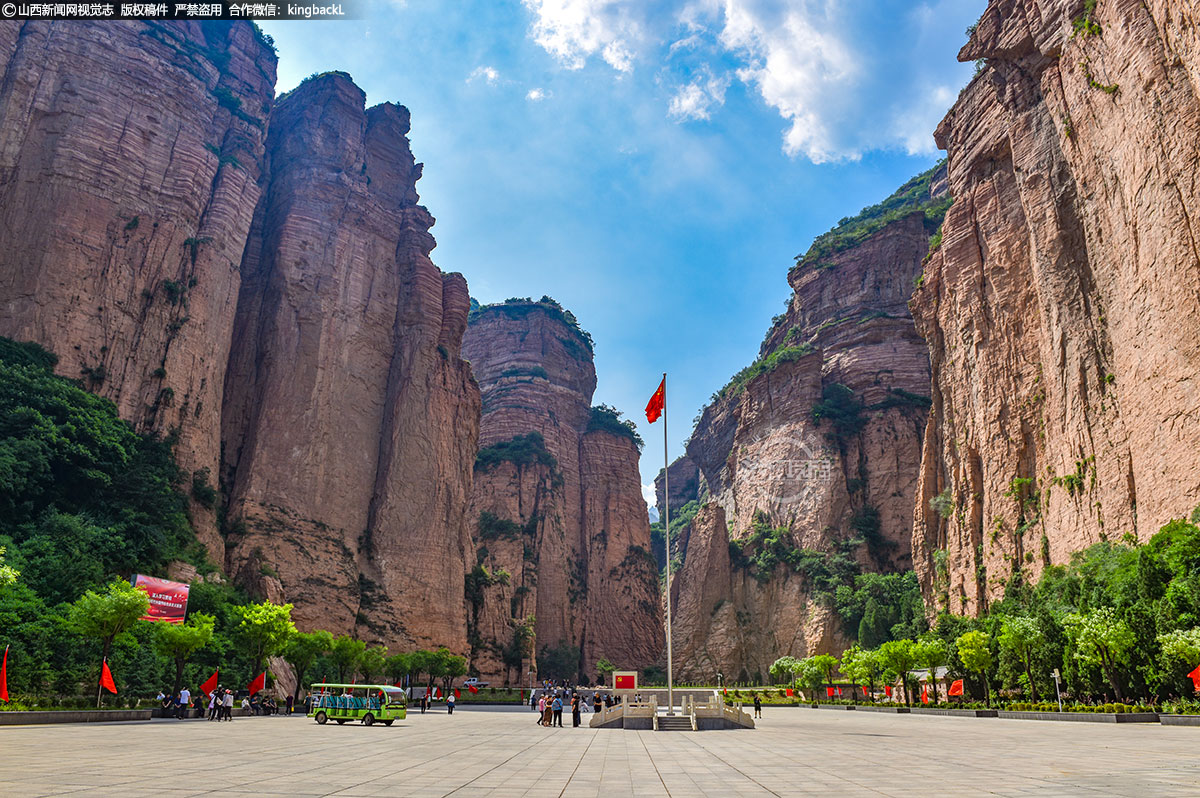      集太行壮美风光、嶂石岩地质奇观、红色军工文化、抗战史迹遗址于一体，如今的黄崖洞，已成为国家级森林公园和全国爱国教育基地，正高标准打造“红绿融合”新标杆，努力走出“以红带绿、红绿融合”的发展新路径。