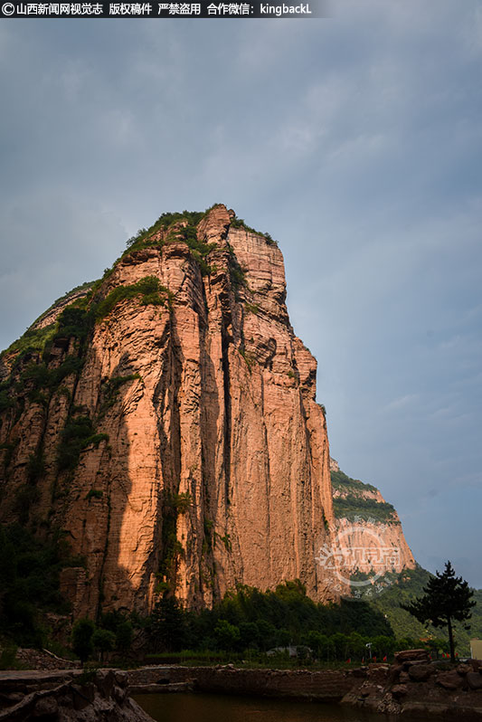      “黄崖洞景区里的山峰，海拔多在1500米到2000米，地壳相对运动产生的巨大能量，把这里的硬红石英砂岩、页岩层组成的山岳切出道道峡谷，峭壁连绵数十公里，拔地而起，直冲云霄。