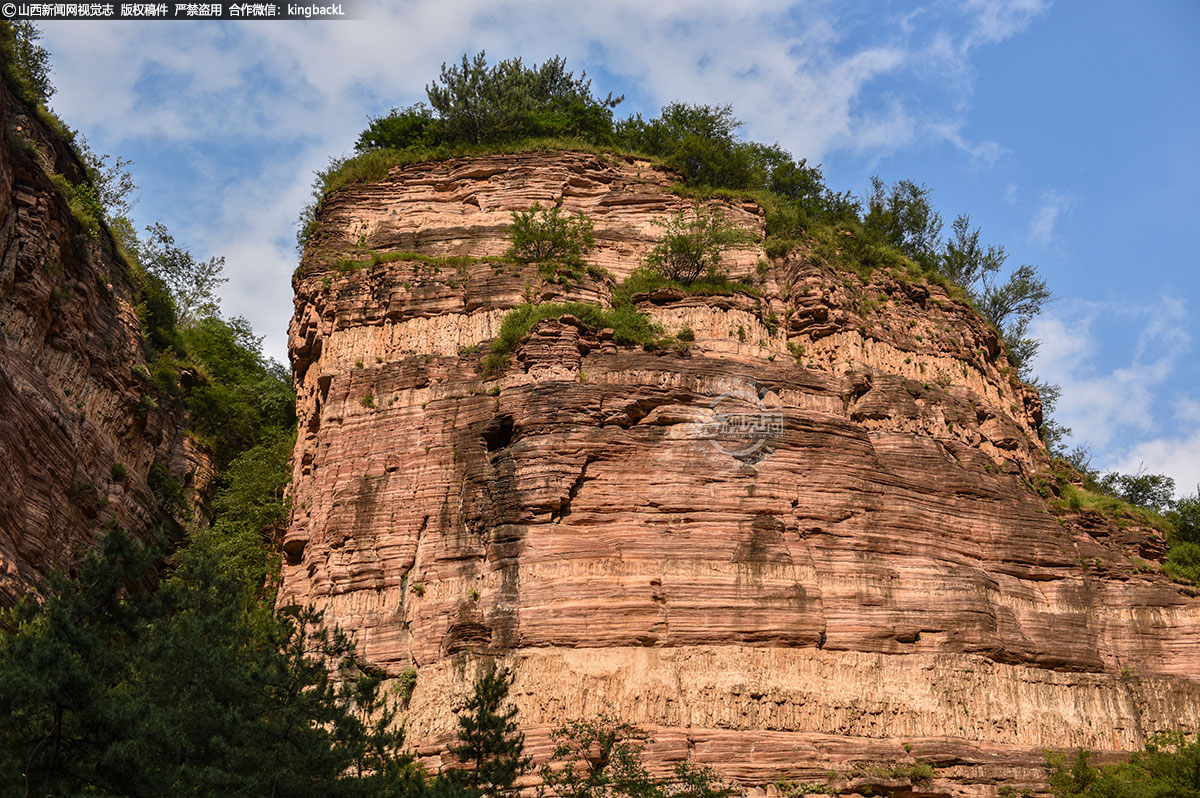      “这种独特而壮观的地貌，与举世闻名的美国科罗拉多大峡谷可以说有异曲同工之妙。”黄崖洞文化旅游区讲解员靳紫薇介绍，这里还被中科院地质专家誉为罕见的世界级地质峡谷奇观。