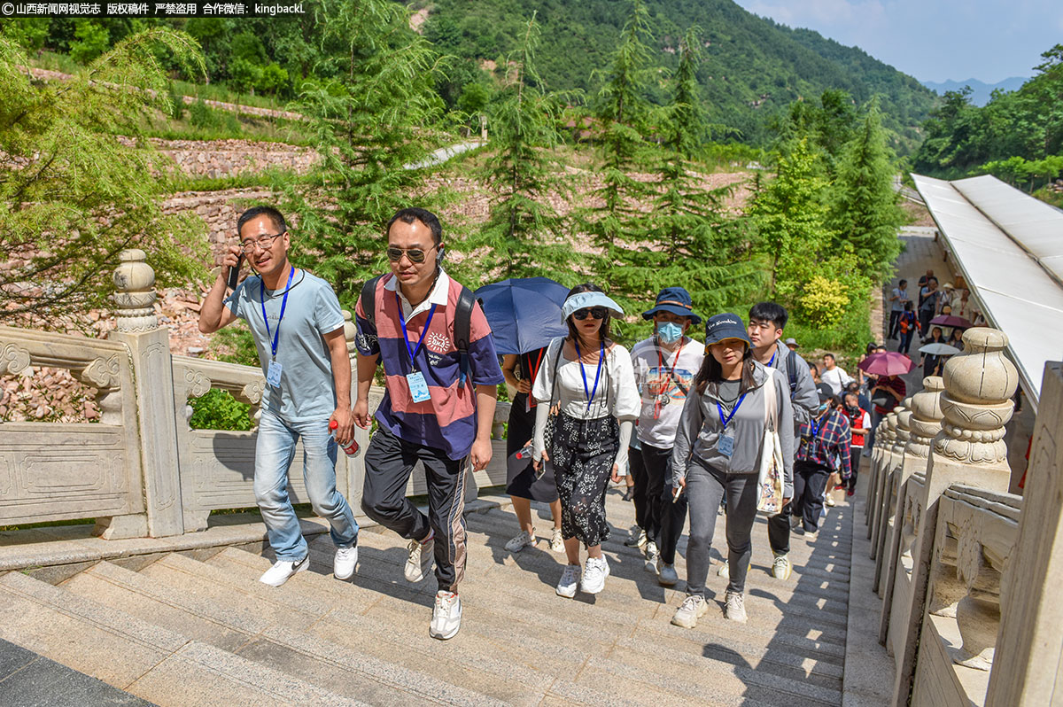      有记者表示：“我是第一次来到黄崖洞，这里的人文与自然都给了我很大的震撼，而且更让我觉得独特的是这里的气候环境，大山里独一份的清凉，让这里成为了一个避暑的好地方。”