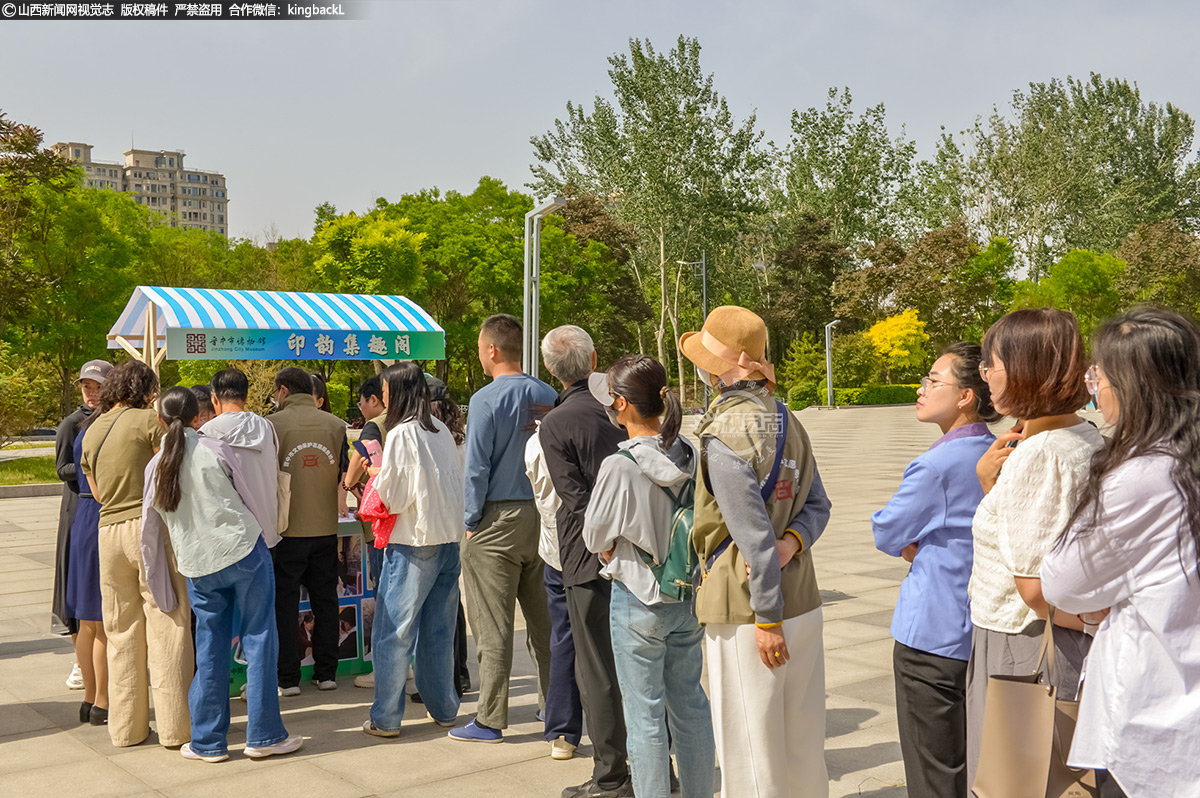      印韵集趣阁同样人气爆棚。晋中市博物馆精心准备了本馆藏品印章和专属印章本，供观众盖章留念。
