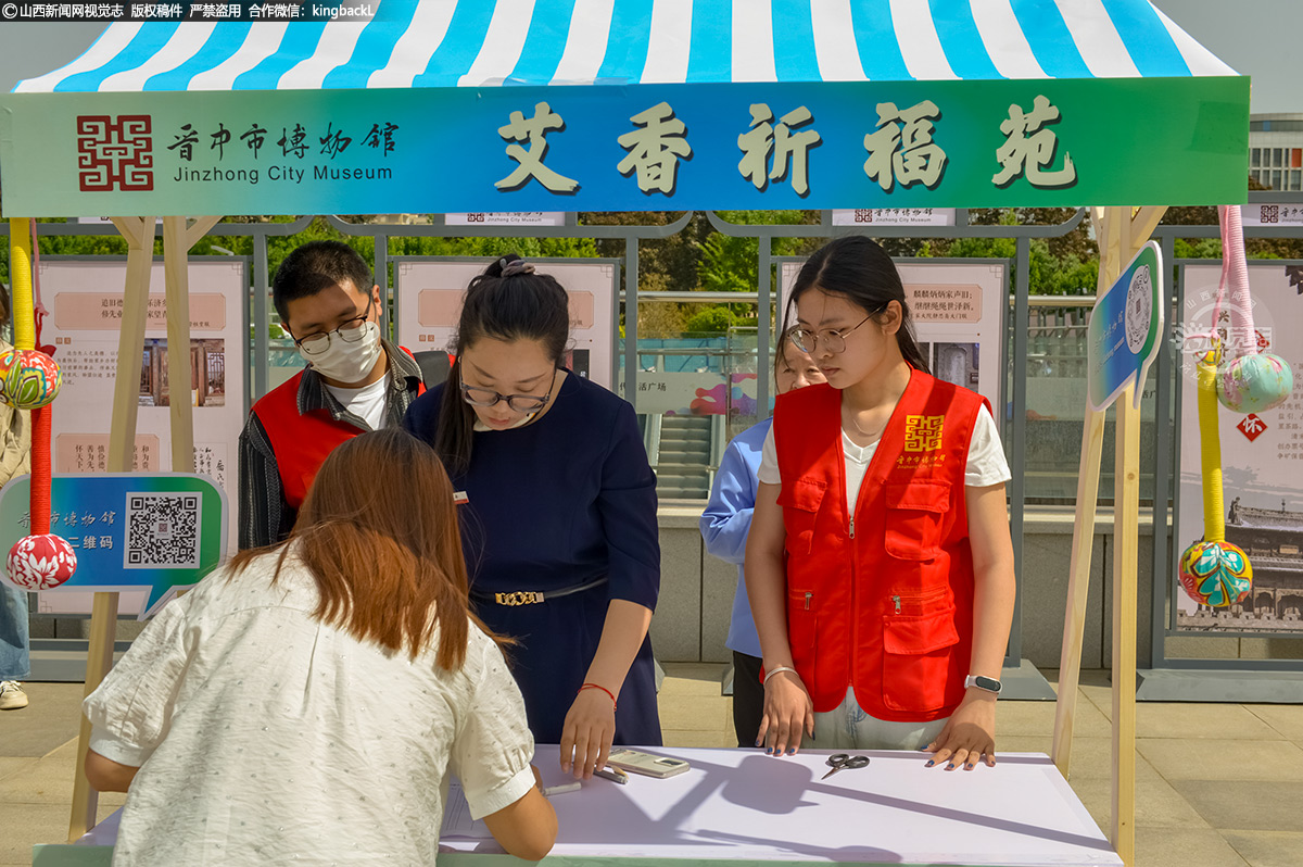      在艾香祈福苑，现场提供艾草锤材料包，包含艾草、棉布、绳子等，讲解员现场指导观众制作艾草锤。