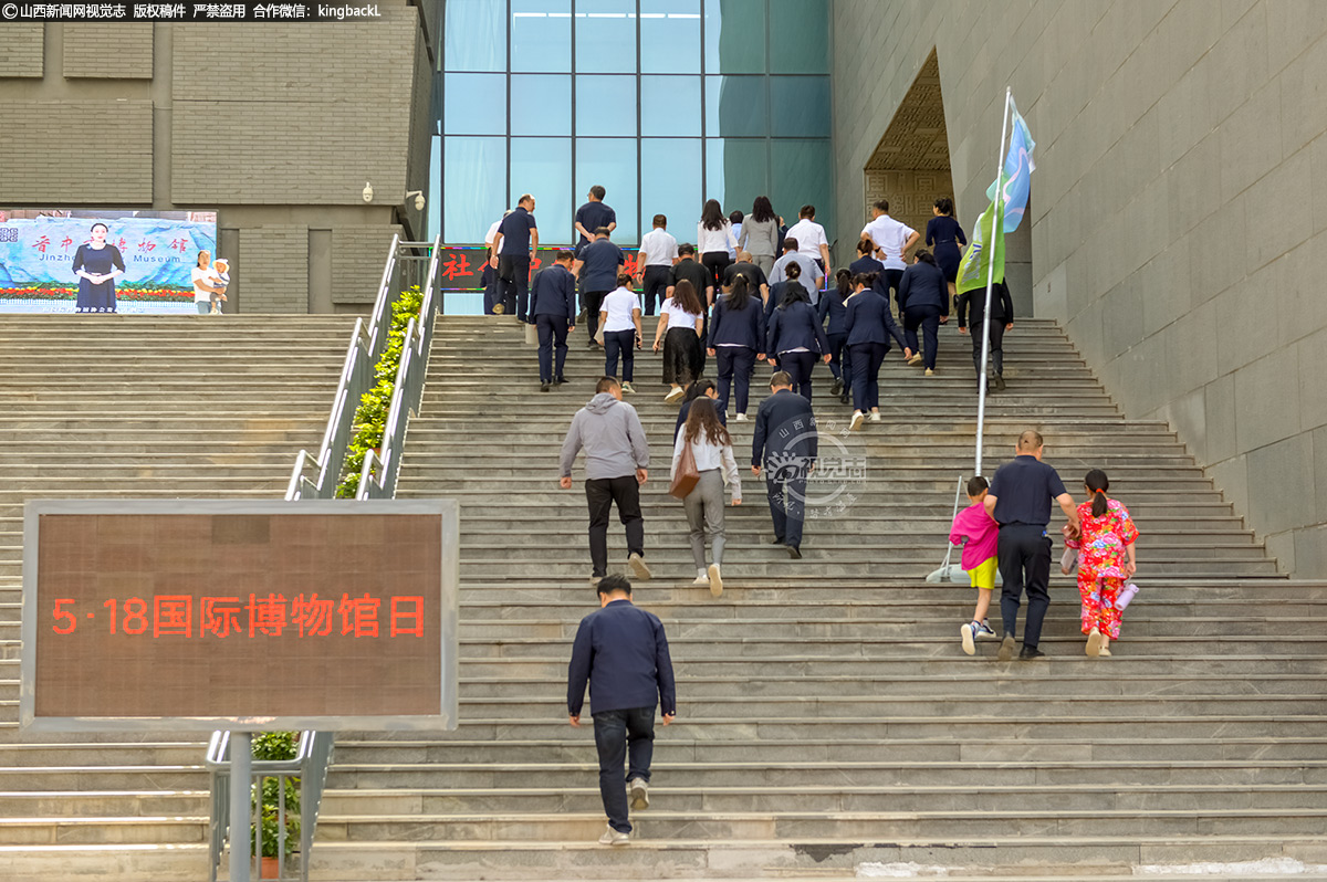      随后，众多市民走进晋中市博物馆，第一时间欣赏于当天开展的《岭上遗珠 光耀涂川——榆次猫儿岭墓群出土文物展》。