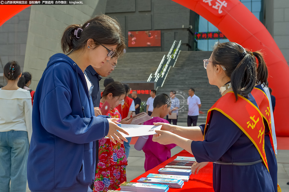      此外，博物馆还准备了章藏雅韵・博古集珍十二月令、“幻‘箱’中的博物馆”社教活动等丰富多样的活动。广大市民积极参与，一同见证文化遗产在新时代的创新与传承，共同感受传统文化的魅力，为传播博物馆文化贡献一份力量。
