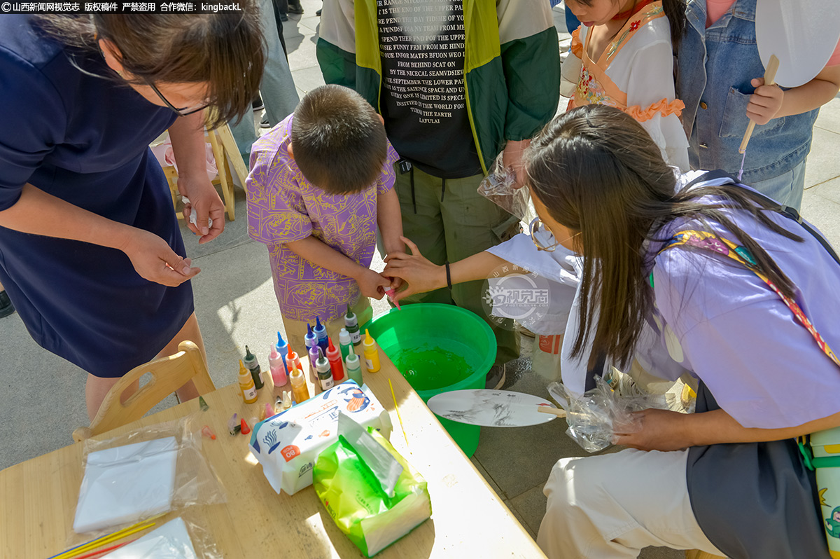      观众们迫不及待地动手制作起来。他们发挥自己的想象力，在空白漆扇扇面上创作出了一幅幅独具特色的作品。