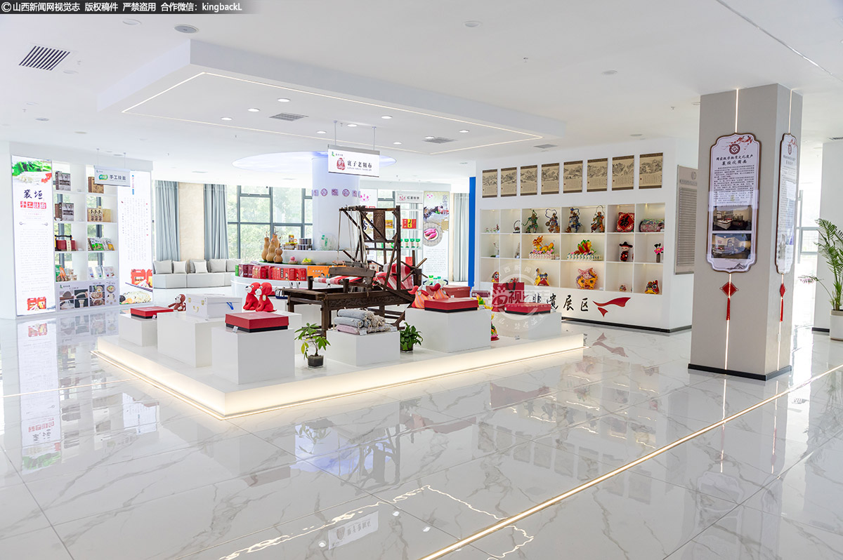      特色农产品展览展示中心内，襄子老粗布、阁老醋、酸枣面等多款农特产品陈列，还有相关的文创产品，吸引着往来人们的目光。