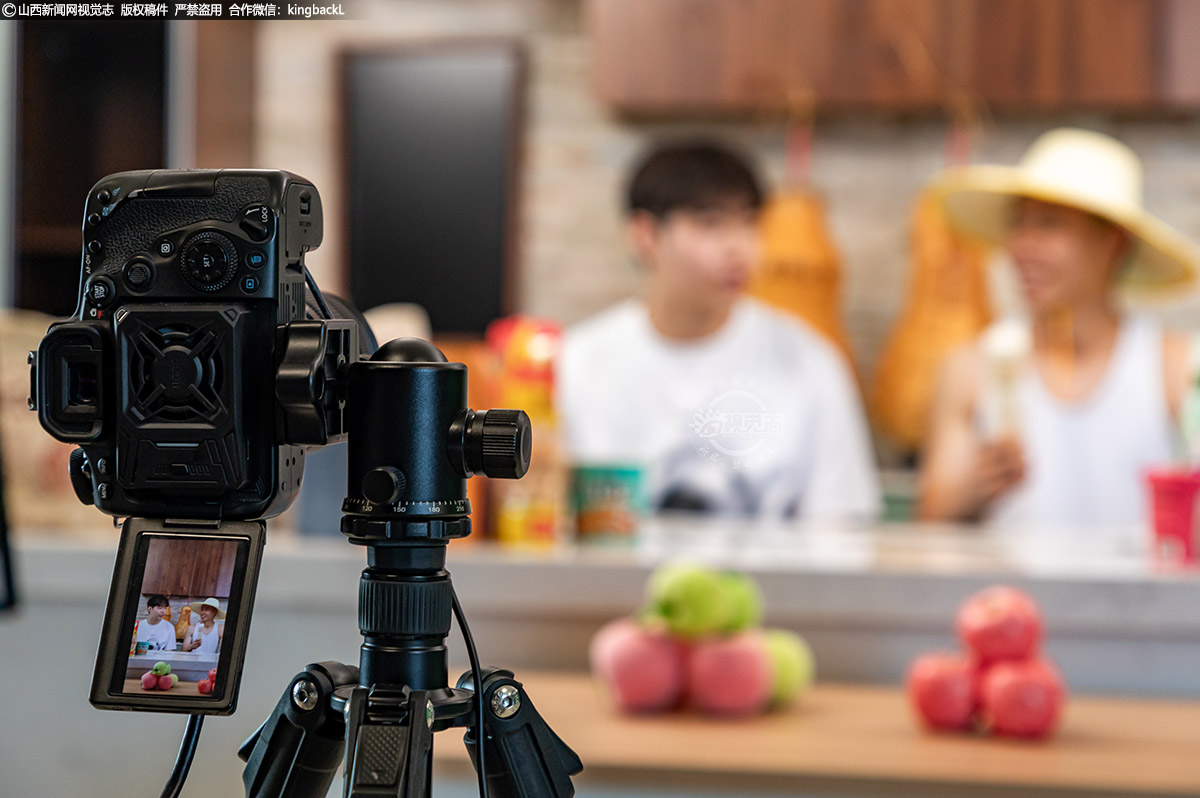      从田间地头到网络端口，乡村e镇正以数字化手段重构农产品产销链条。