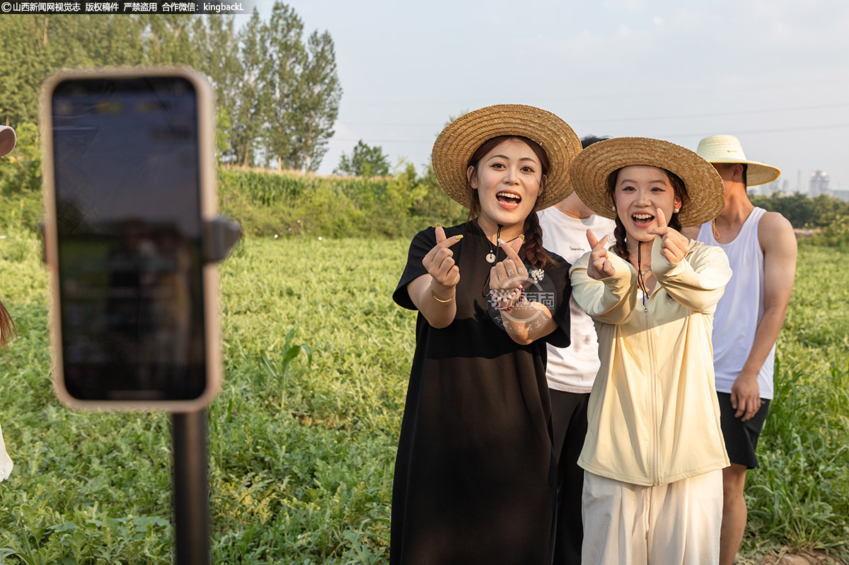      暑假期间，乡村e镇创新思路，邀请6名熟悉家乡的本土大学生组成“青春主播团”，把直播间搬到王桥镇上王村西瓜种植基地。