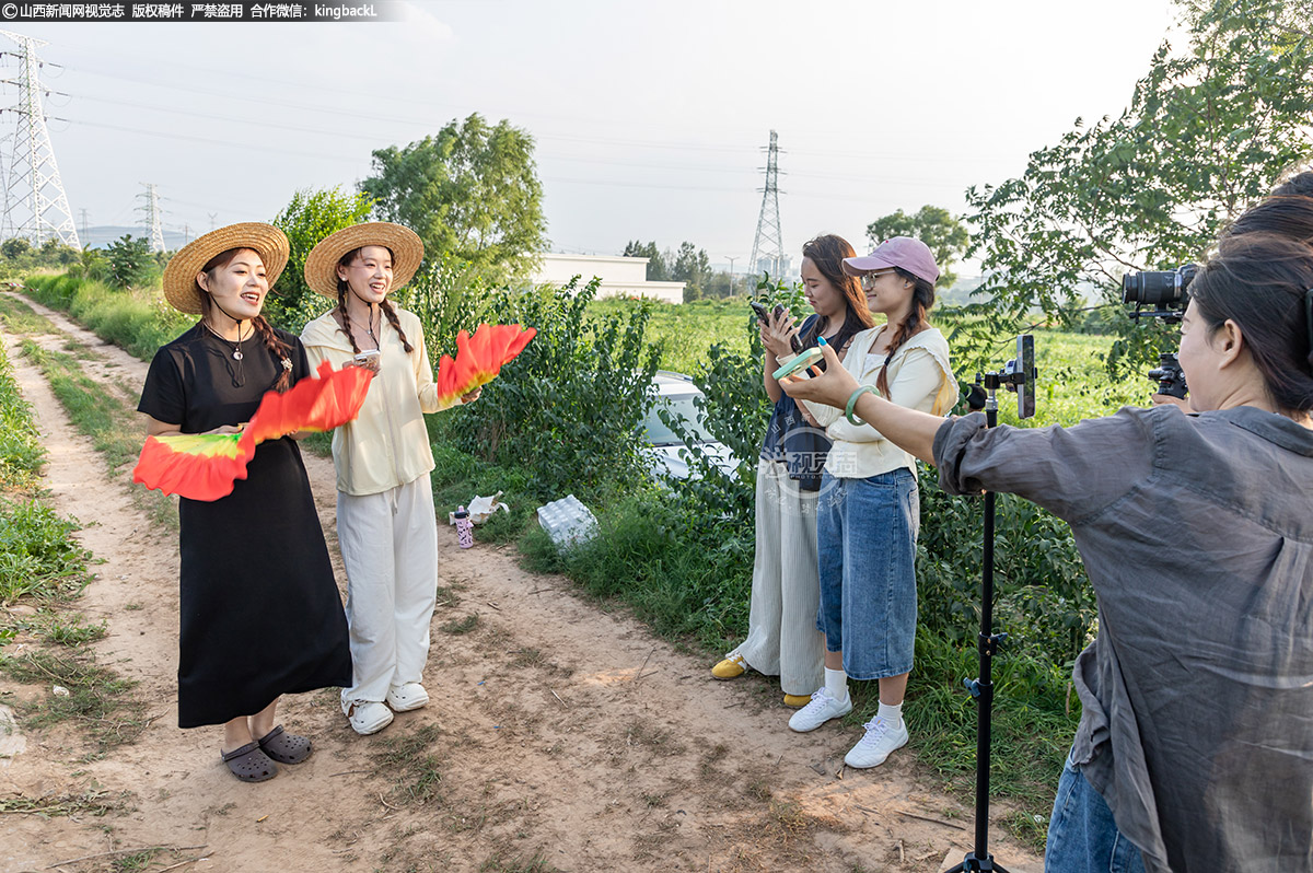      欢快的秧歌、甜美的歌声、趣味吃瓜比拼……接地气的才艺与互动游戏，让现场成为趣味欢乐的海洋。
