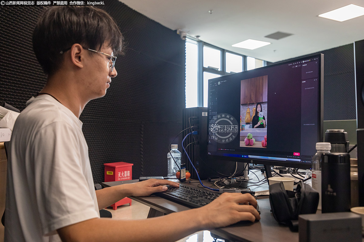      “带流量”便是“带销量”。今年以来，乡村e镇通过“田间直播间”模式，累计为虒亭镇赤壁村等地的农户销售蔬菜瓜果2.3万斤，创收80余万元。