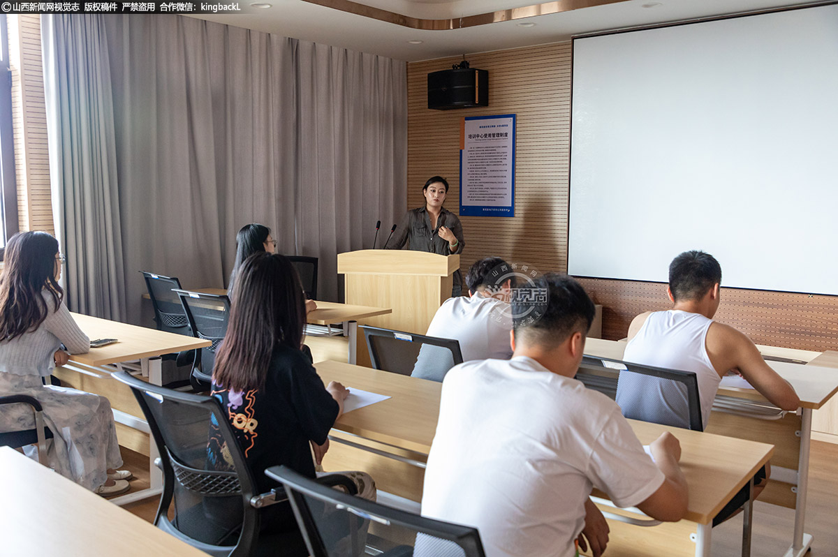      亮眼成绩的背后，是乡村e镇打造的“电商服务+物流配送+产业孵化”全链条服务体系。从出台政策减免吸引电商集聚，到开展“走进襄间田垣・帮扶助农增收”直播带货活动，从公益普惠性技能培训，到物流整合统仓共配降低成本负担，乡村e镇逐步探索出了一条“互联网+乡村振兴”的新路径。随着数字技术与乡村产业的深度融合，一幅“电商兴农、品牌强农、人才富农”的乡村振兴画卷正徐徐展开。