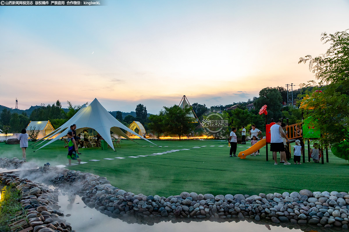      刚刚和小伙伴“探险”回来的桑雨萱，指着不远处的滑梯和散着水汽的小河道，迫不及待地分享：“这里超好玩！有滑滑梯、小河道，还可以唱歌、吃烧烤，而且很凉快。