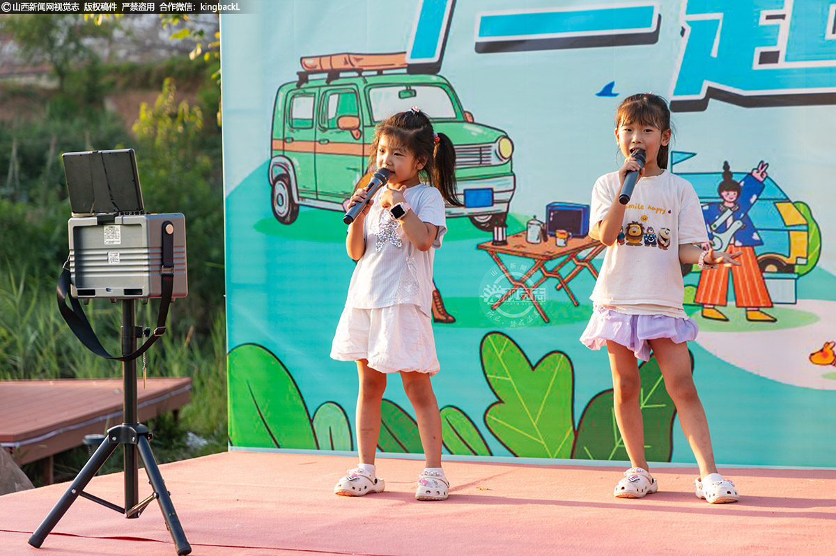      大人和孩子们的无忧无虑，正是建华村借鉴“千万工程”经验，精心打造的近郊沉浸式露营新场景最动人的注脚，让市民轻松抵达“诗与远方”。