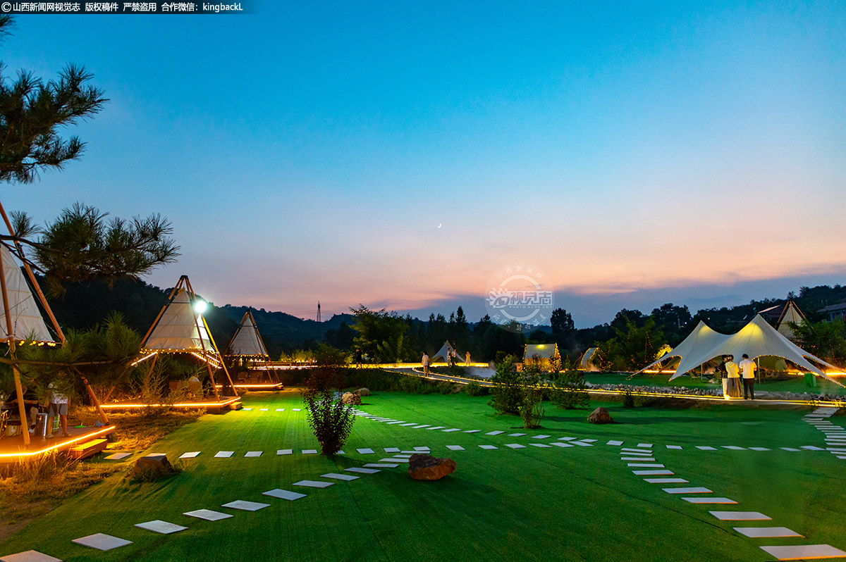      这片充满生机的露营地，曾经是一片深受水患困扰的河滩荒地。建华村通过“清化收”将土地收归村集体，并创新性地采用村集体与第三方租赁合营的模式，将其改造为露营基地和连片荷花塘，实现了变废为宝的综合利用。