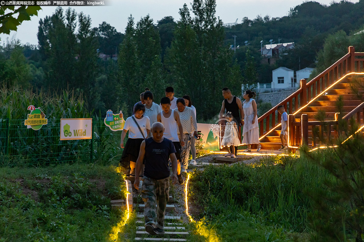      站在焕然一新的露营基地旁，望着营地内穿梭的游客和孩子们欢快的身影，建华村党支部书记、村委会主任魏增峰脸上洋溢着欣慰的笑容。他感慨道：“这里曾是让人头疼的‘烂河滩’，如今却变成了聚宝盆！我们投入大量精力整治环境，激活集体经济，这条路算是走对了。”