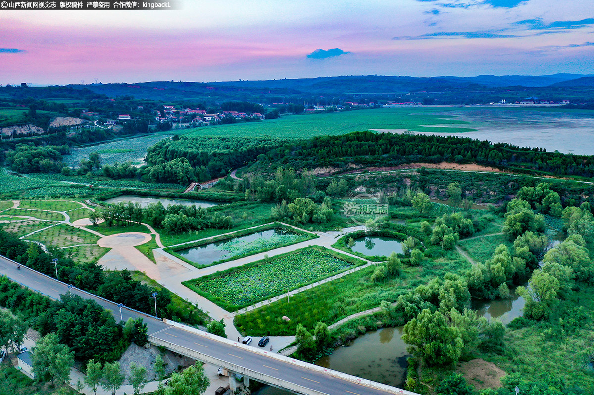      虎口村的稻田景观、司马村的特色种植共同勾勒出迷人的田园画卷；水上基地内，皮划艇、赛艇在碧波中竞逐，与岸边的生态步道动静相宜，趣味盎然。环宝峰湖特色产业带上的各村，依托“一村一景”，业态互补联动，正绘就一幅“全域共游”的生动画卷。