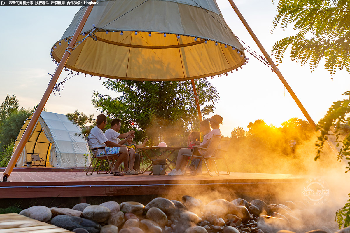      露营项目占地近5000平方米，配备15座休闲遮阳棚和3000平方米的互动场坪，提供自助烧烤、露营住宿、团队建设等多元化服务，成功实现生态效益与经济效益的“双赢”。