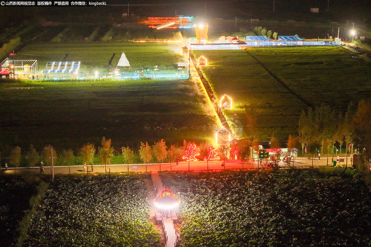      夜色中游客在山西南部母亲河汾河入境运城市首站新绛县龙兴镇娄庄村稻田小镇景区雾漫稻田游览享清凉