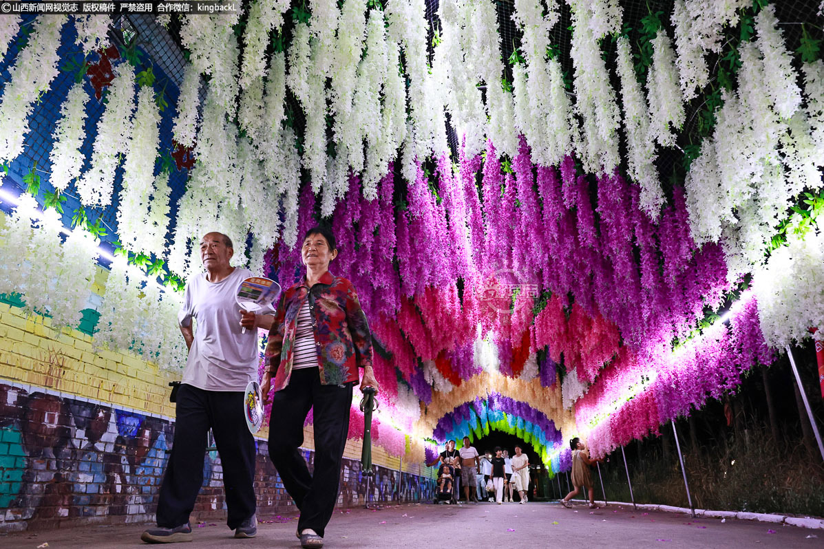      游客们穿行在雾气腾腾的田埂上，或漫步闲谈，或驻足赏景，在清凉湿润的空气中感受田园夜韵。
