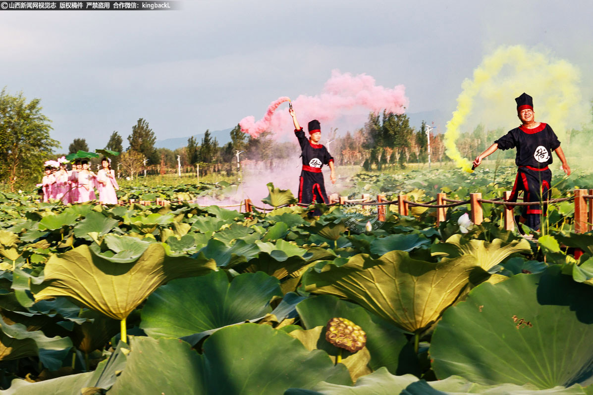      不远处的情景剧断案现场同样引人入胜，演员们凭借精湛的演技，将传统故事搬上稻田舞台，古今对话间传递着乡土智慧，引得观众阵阵喝彩。
