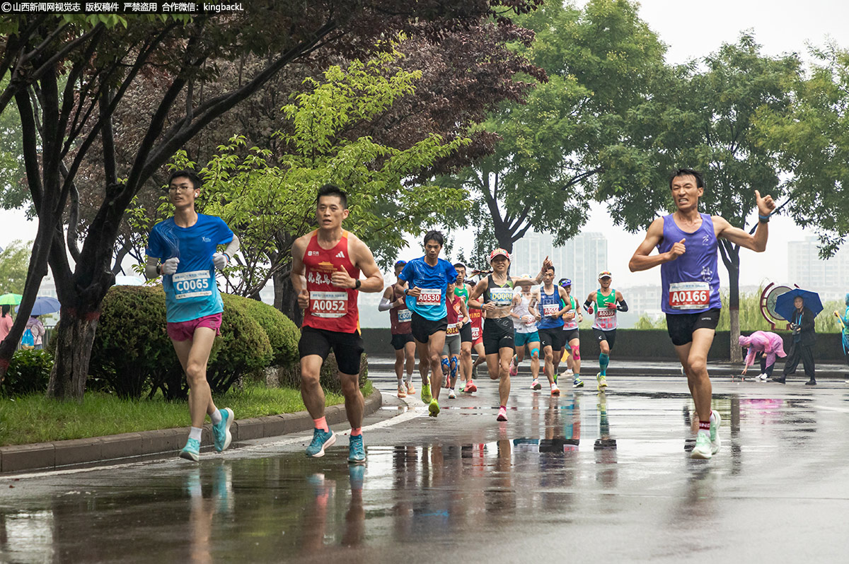 大家迈着矫健的步伐,从襄垣县体育馆起跑区出发,途经森林公园、东湖公园等地标一路奔跑,后进入古韩大道,在持续变换的城市街景和城市风光中,尽情体验奔跑的快乐、领略千年古县的独特魅力。