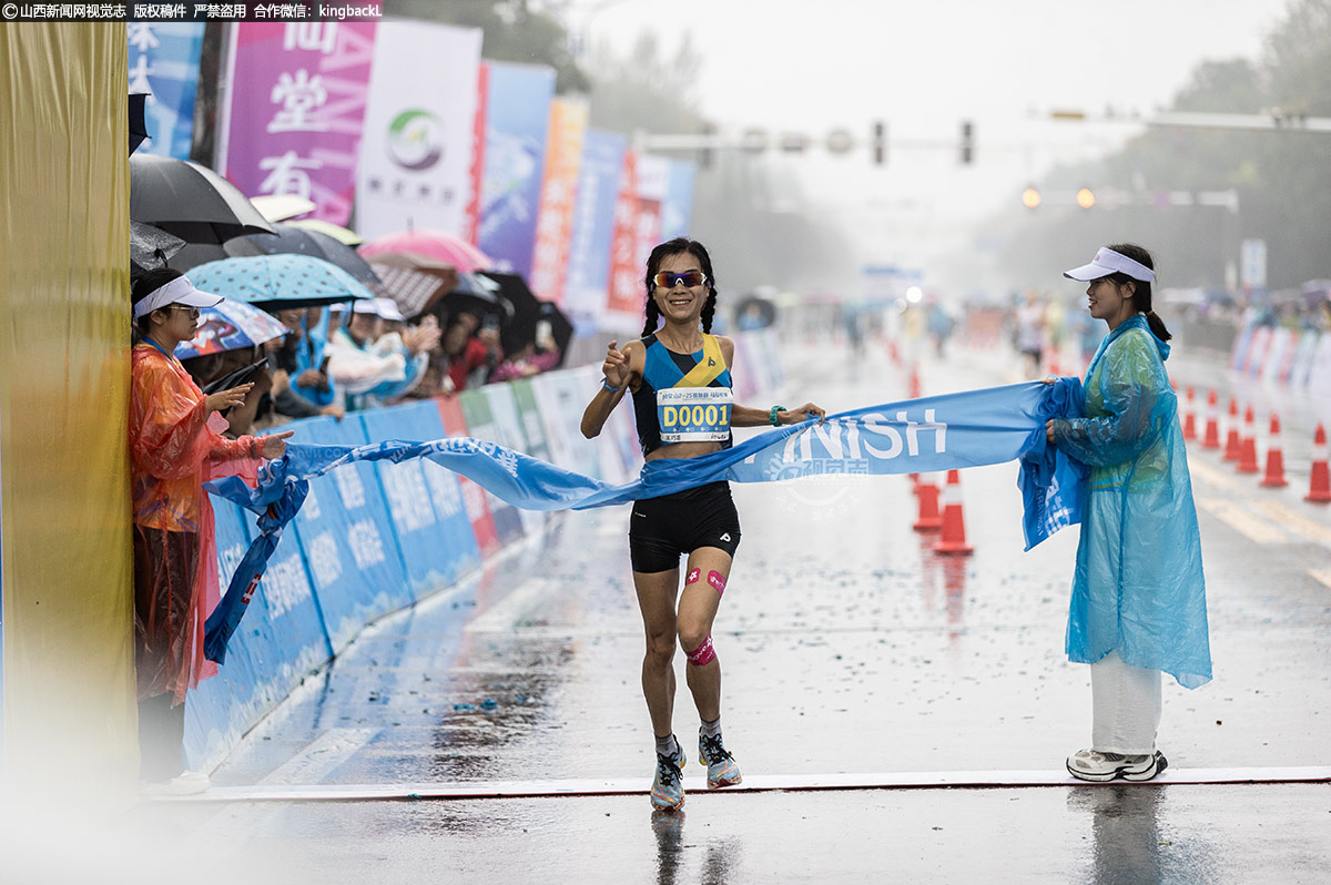 王巧霞以1小时19分49秒的净成绩获得女子半程马拉松冠军。