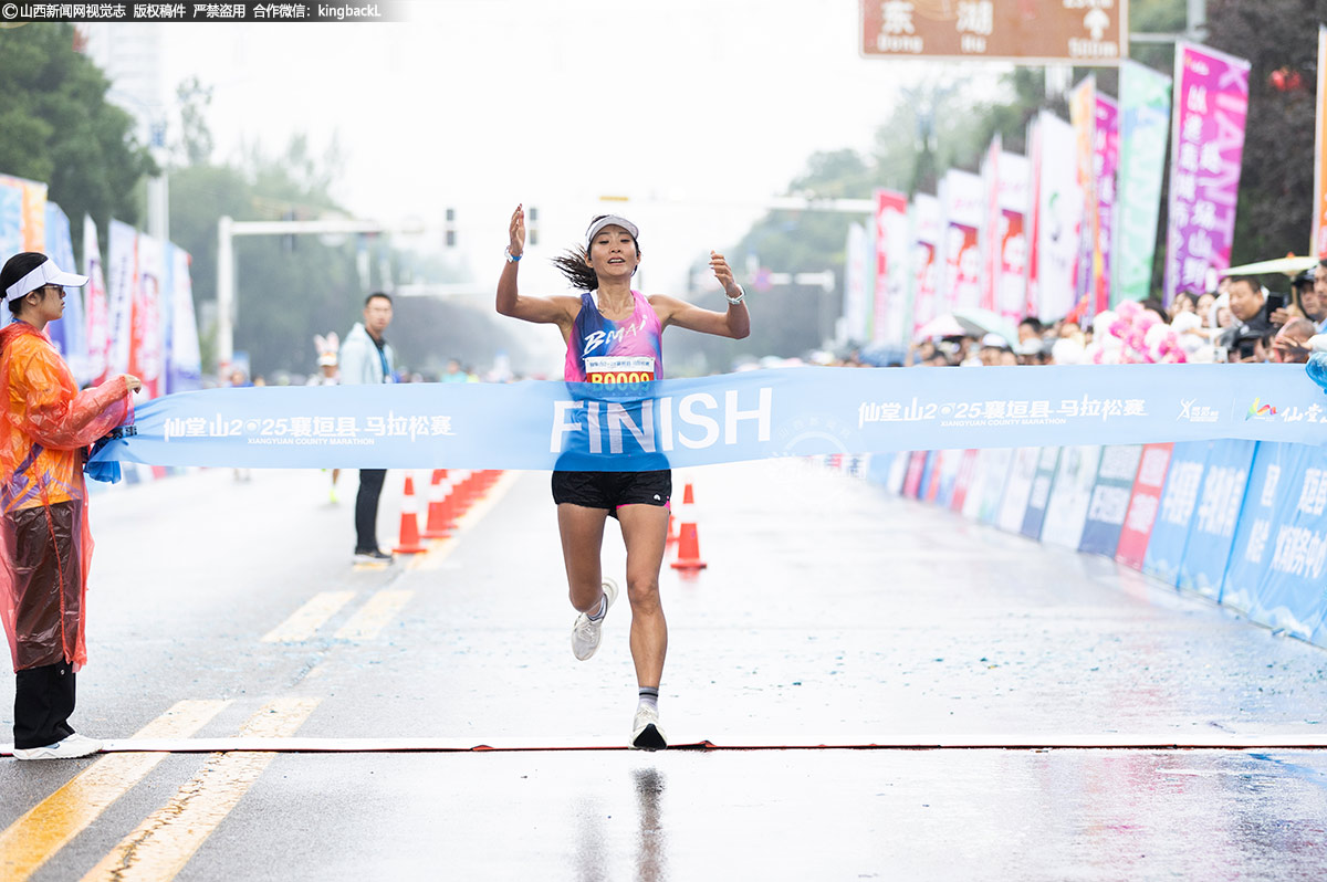 杨小莉以2小时50分43秒的枪声成绩获得女子全程马拉松冠军。