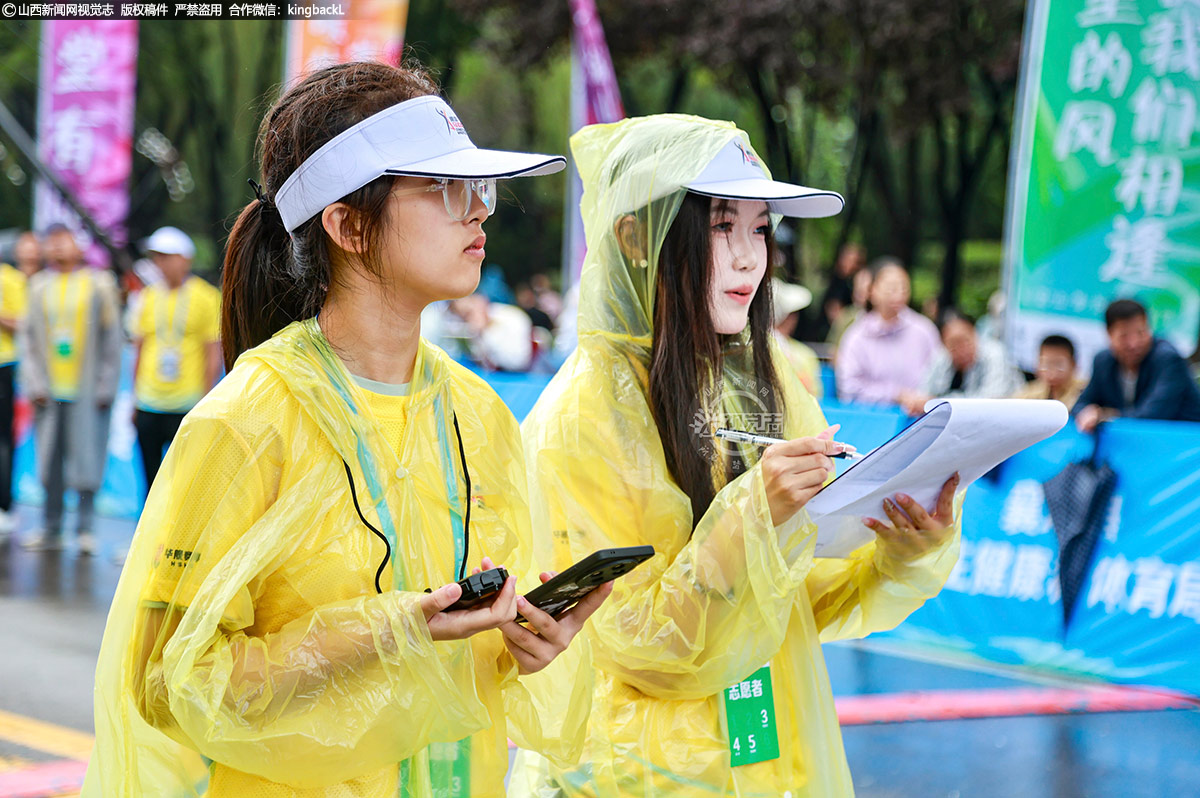 为提升赛事品质和跑友参赛体验,襄垣县提前谋划、精心组织,协调780余名志愿者,31名官方配速员。