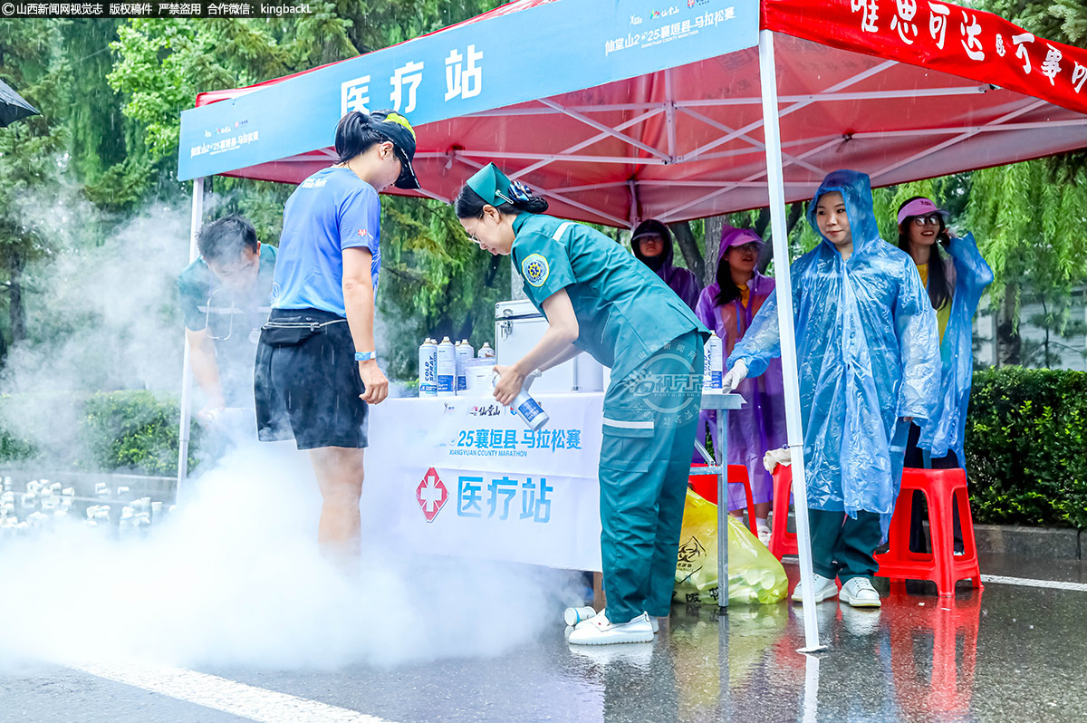 30名急救跑者以及570余名公安交警消防等保障人员,设置14个医疗点、19个补给站,全力做好赛前、赛中、赛后服务保障,确保办出一场高水平、有特色的精品赛事。