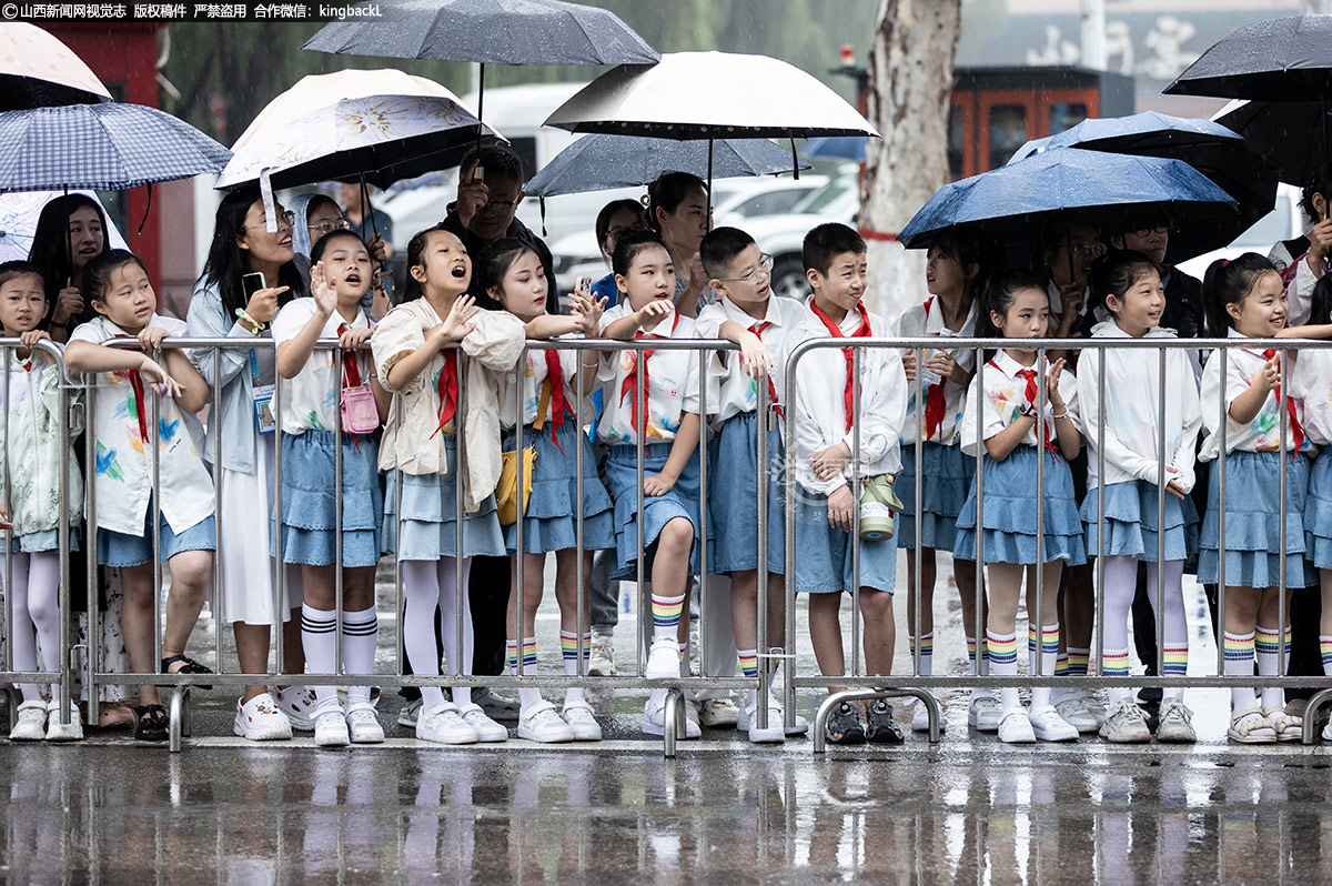 赛道沿线,热情的群众为选手们呐喊助威,加油声、欢呼声此起彼伏,点燃了整座城市的运动热情。